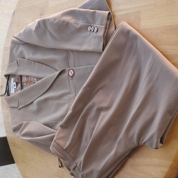 Jones New York Beige Blazer and Pants Set, Size 10‎ - Picture 11 of 12